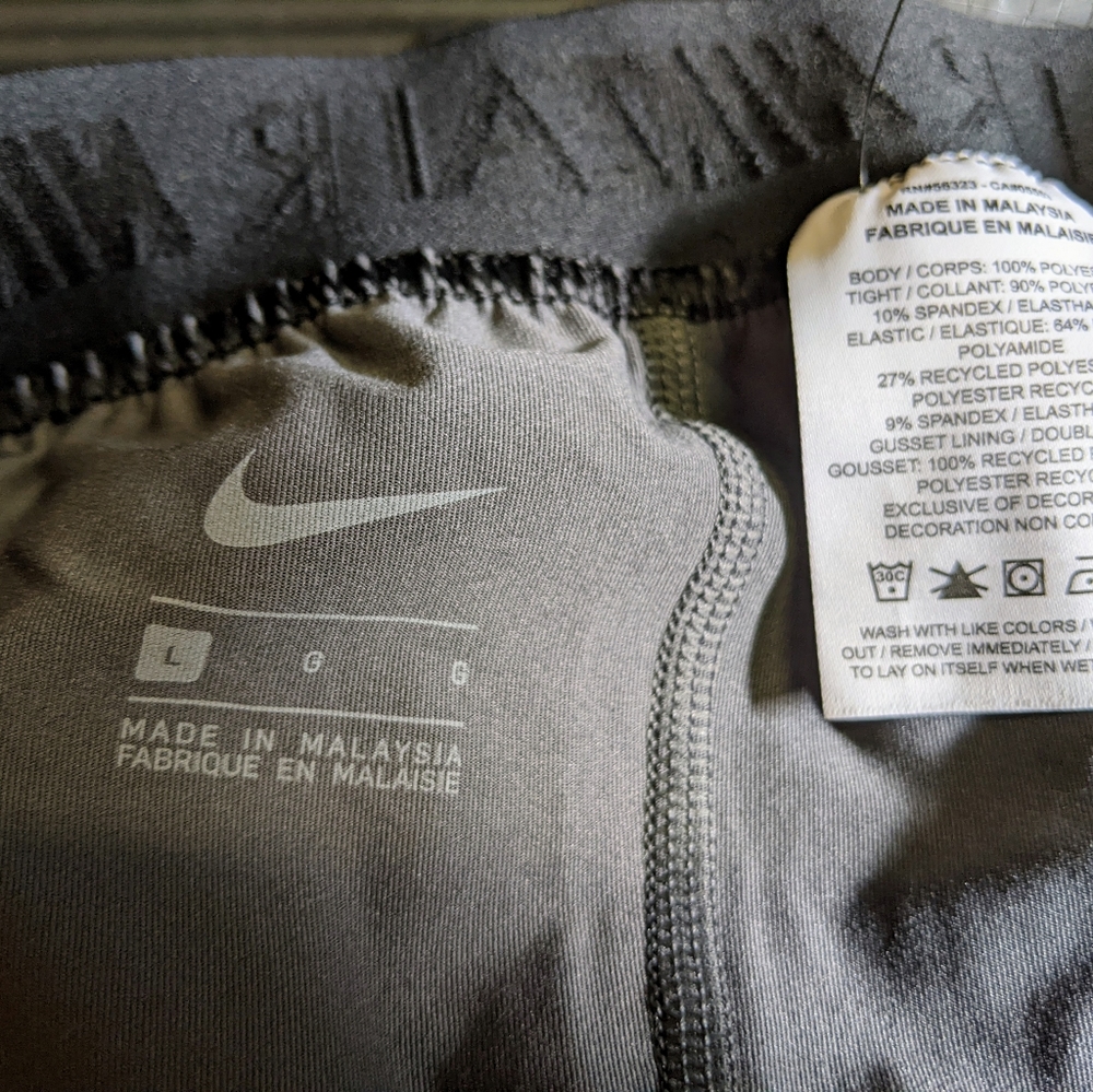 Nike Air Shorts - Picture 2 of 4